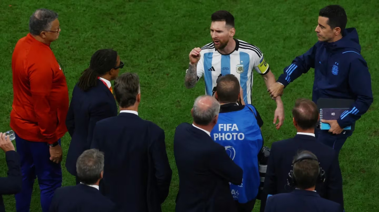Gesto desafiante de Lionel Messi. Foto: Reuters