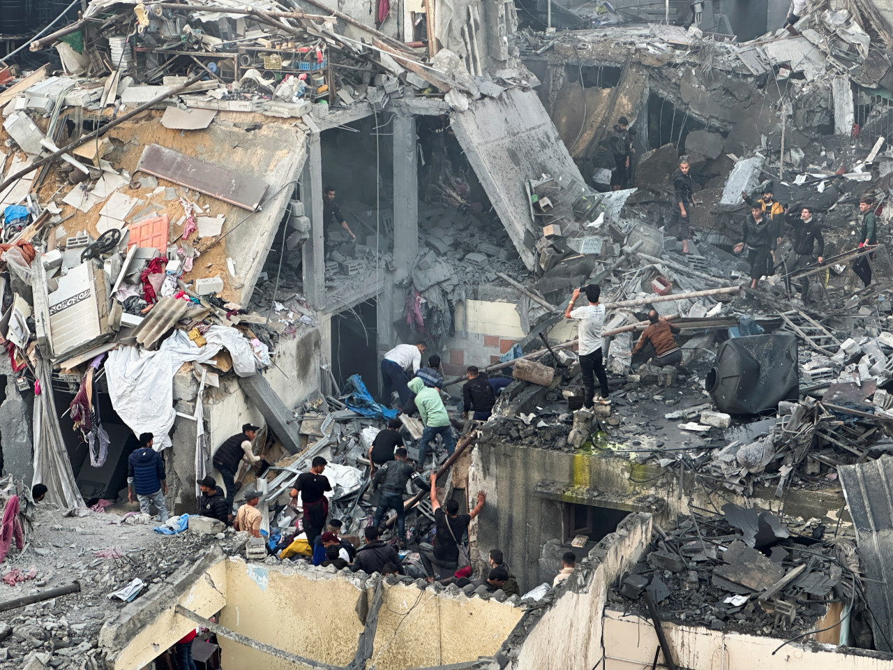 Ataque aéreo israelí contra viviendas y hospitales palestinos. Reuters