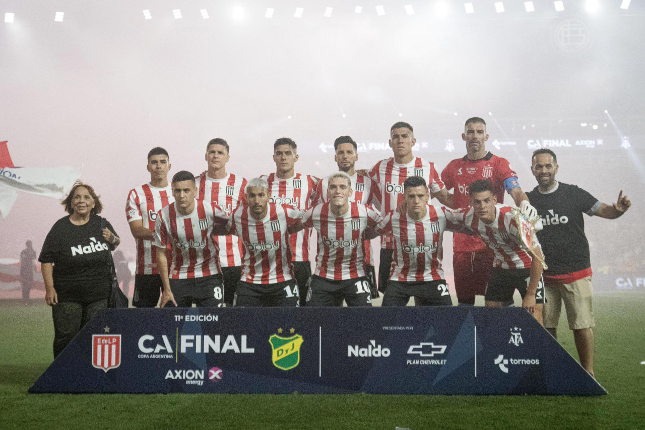 El equipo de Estudiantes que salió campeón de la Copa Argentina. Foto: NA.