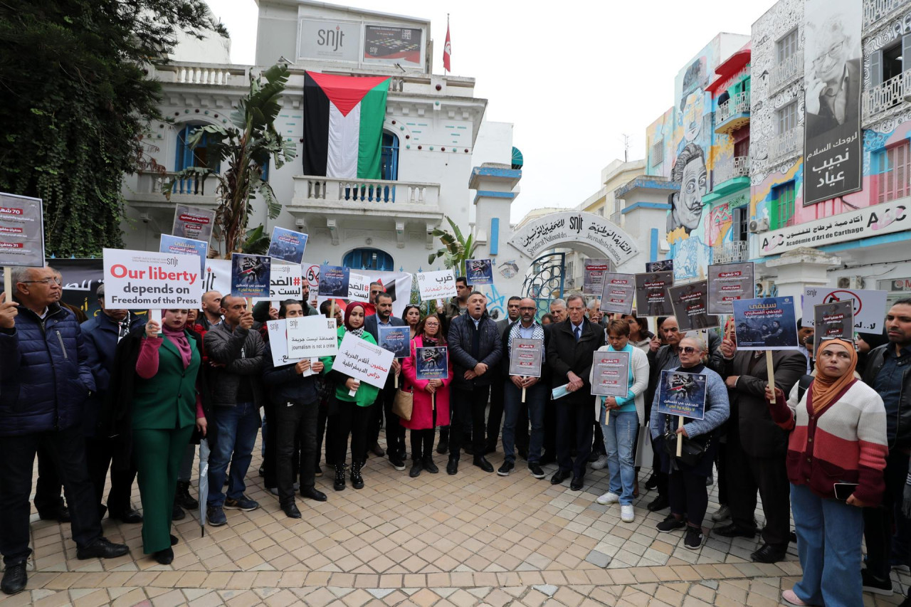 Periodistas tunecinos protestan contra la muerte de colegas palestinos en Gaza. EFE