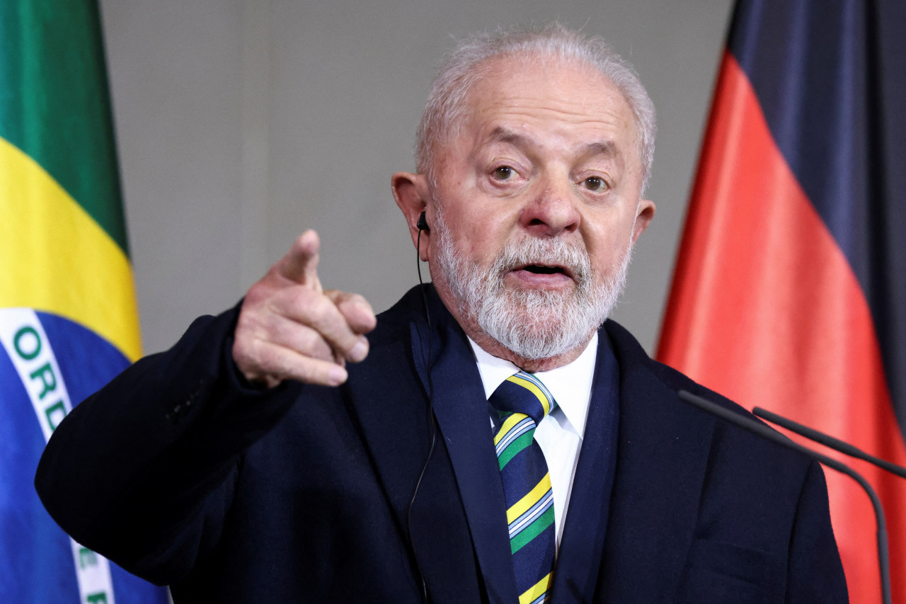 El Presidente de Brasil, Luiz Inácio Lula da Silva, hace gestos en una conferencia de prensa conjunta con el Canciller alemán Olaf Scholz. Reuters