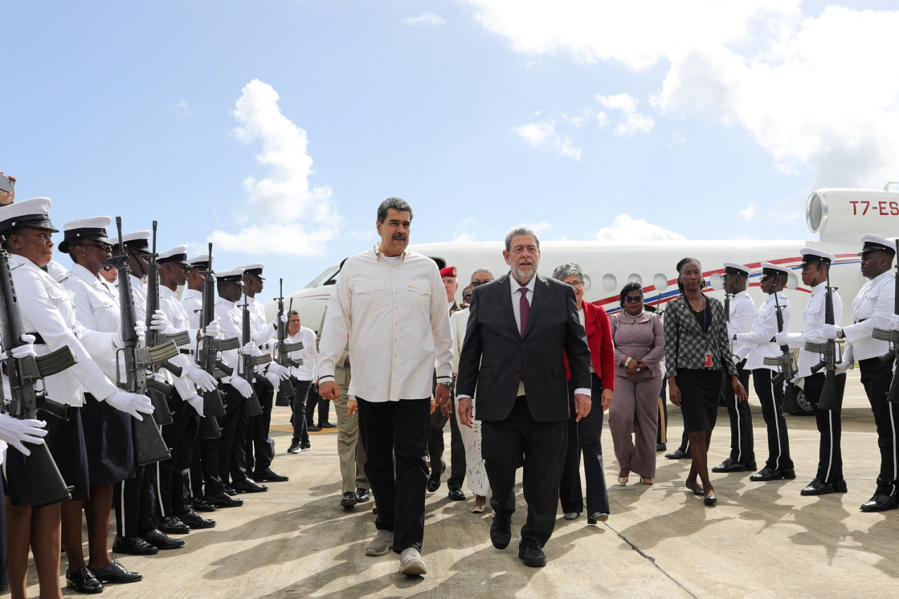 Nicolás Maduro junto a Ralph Gonsalves. Foto: Reuters.