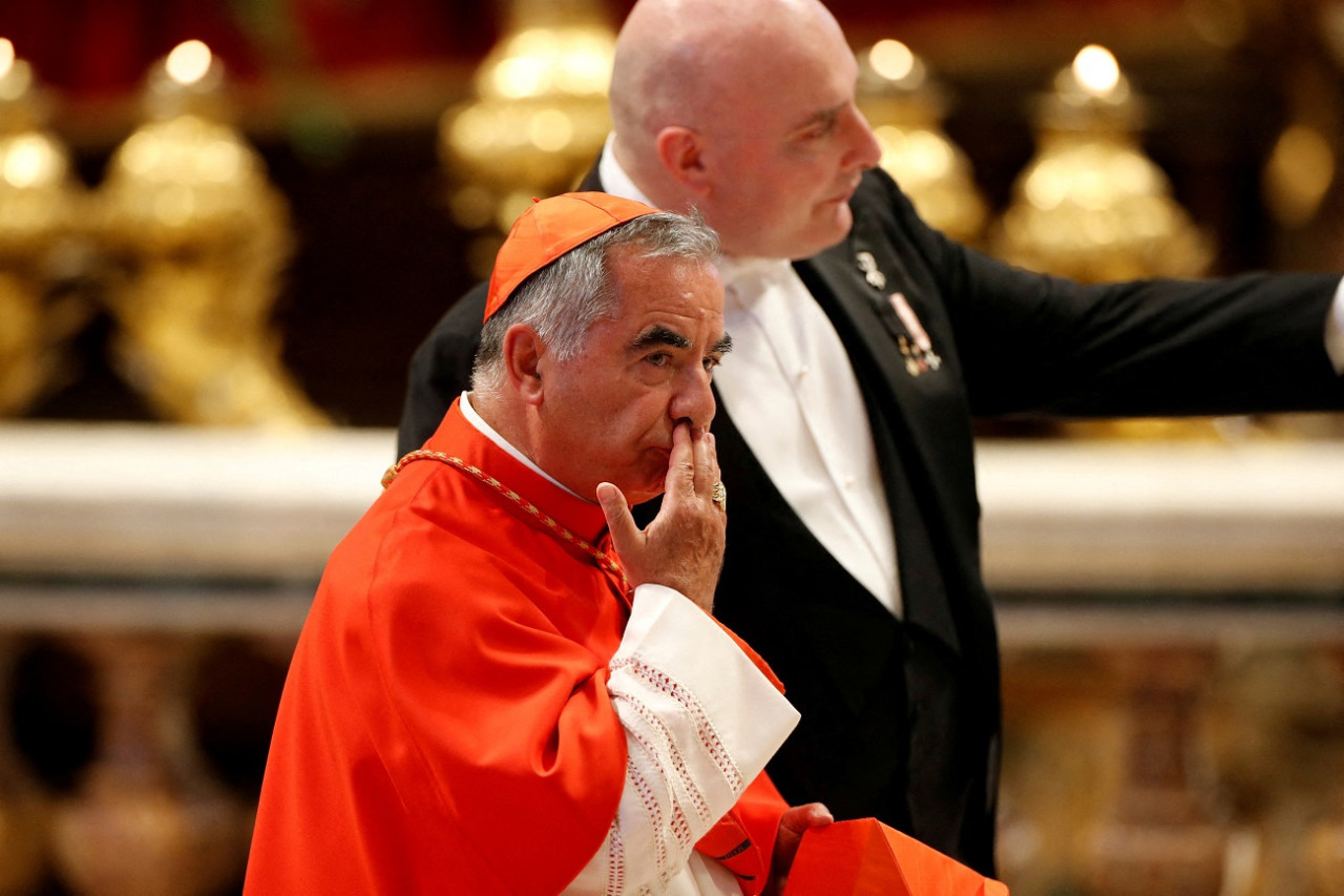 El cardenal Angelo Becciu fue condenado a cinco años y medio de prisión por fraude. Foto: Reuters