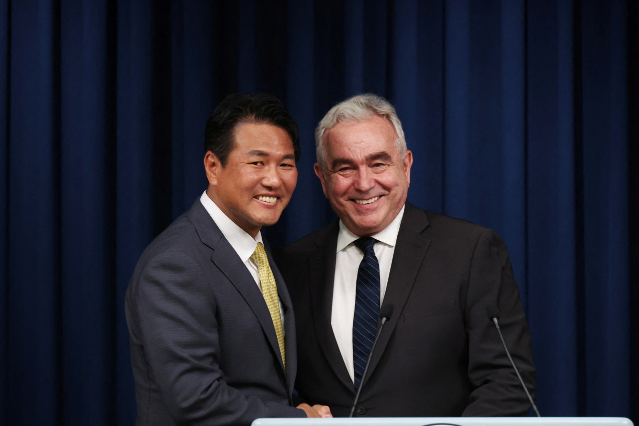 Kim Tae-hyo junto al coordinador del Consejo de Seguridad Nacional de Estados Unidos para Asuntos del Indo-Pacífico, Kurt Campbell