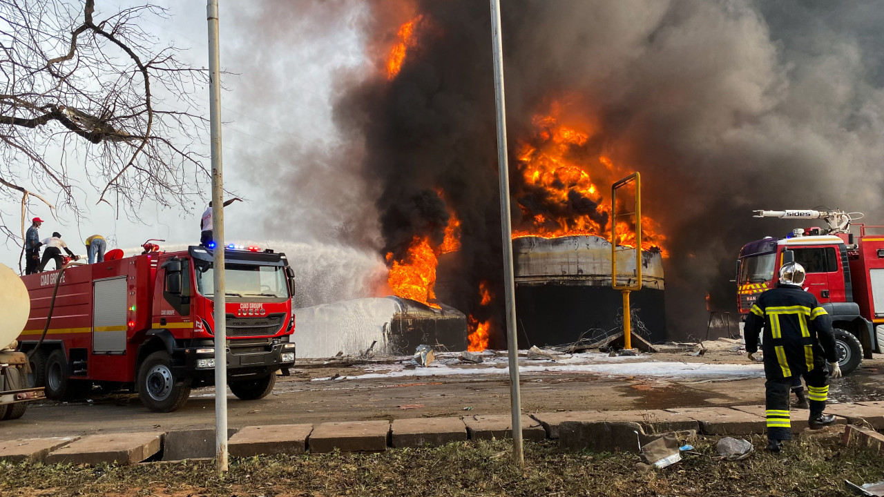 Incendio arde después de una explosión en una terminal petrolera en Conakry, Guinea. Reuters
