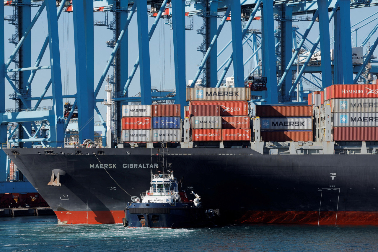 Ataques en el Mar Rojo obligan a desviar buques y perturban cadenas de abastecimiento. Reuters