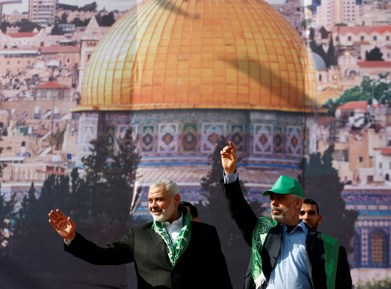 Ismael Haniyeh junto al jefe en Gaza de Hamás. Foto: Reuters