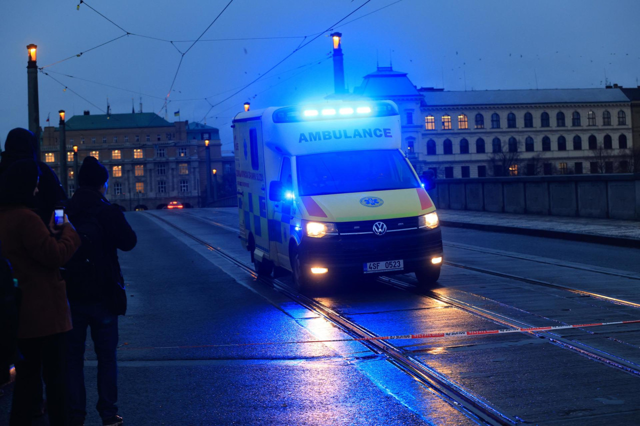 Imágenes del operativo policial en la Universidad Carolina de Praga, tras un tiroteo. EFE