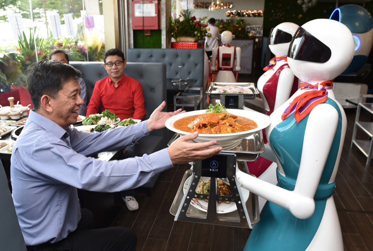 Un restaurant atendido por robots. Foto Twitter @QuirkyForum.
