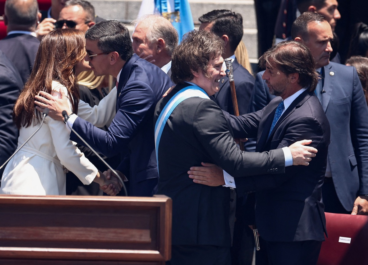 El saludo entre Javier Milei y Luis Lacalle Pou. Foto: Reuters.