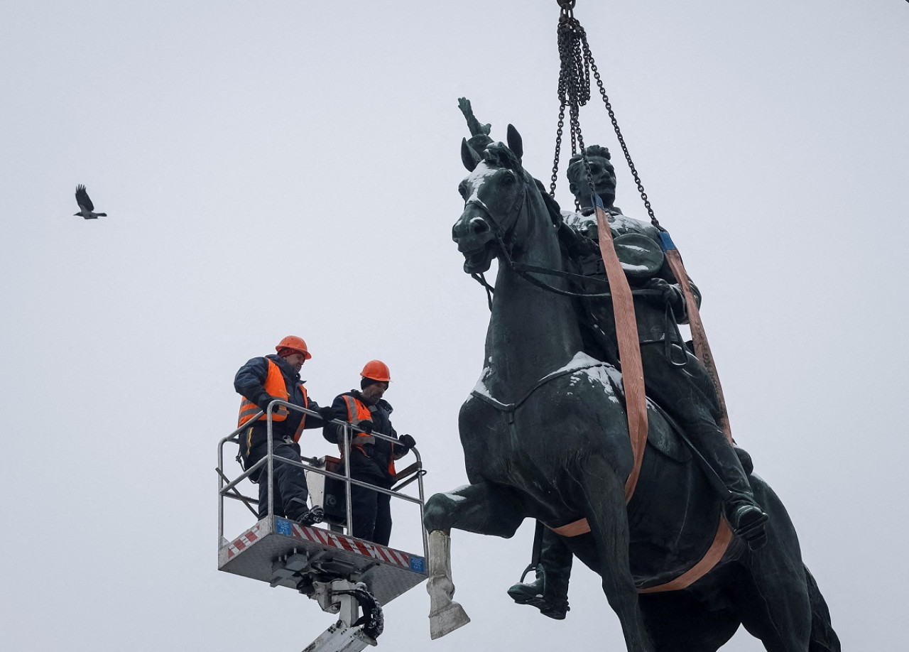 Retiro de monumentos de soviéticos en Ucrania. Foto: Reuters.