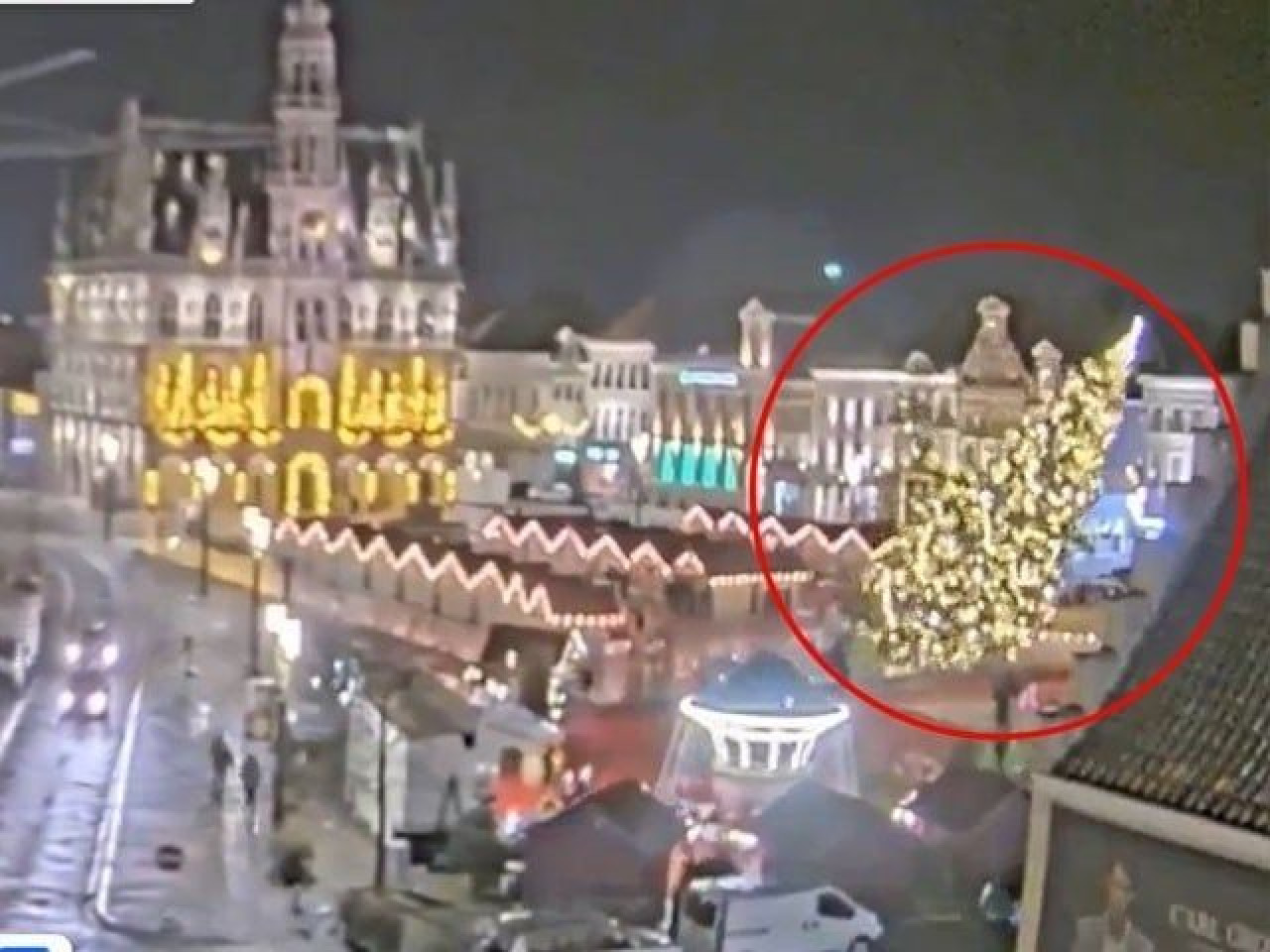 Accidente en Bélgica con árbol navideño. Foto: X.
