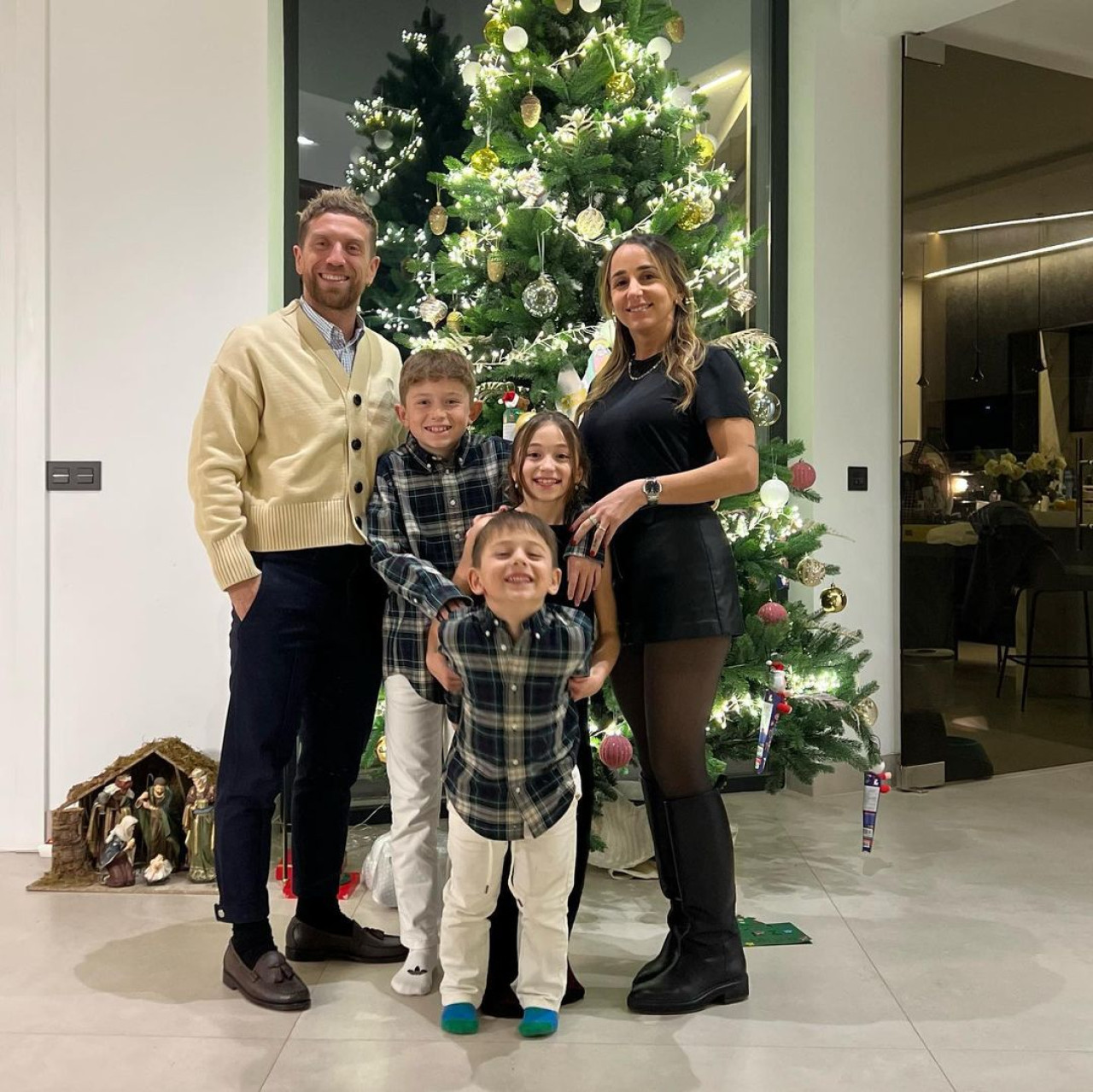 Papu Gómez y su familia en navidad. Foto: Instagram.