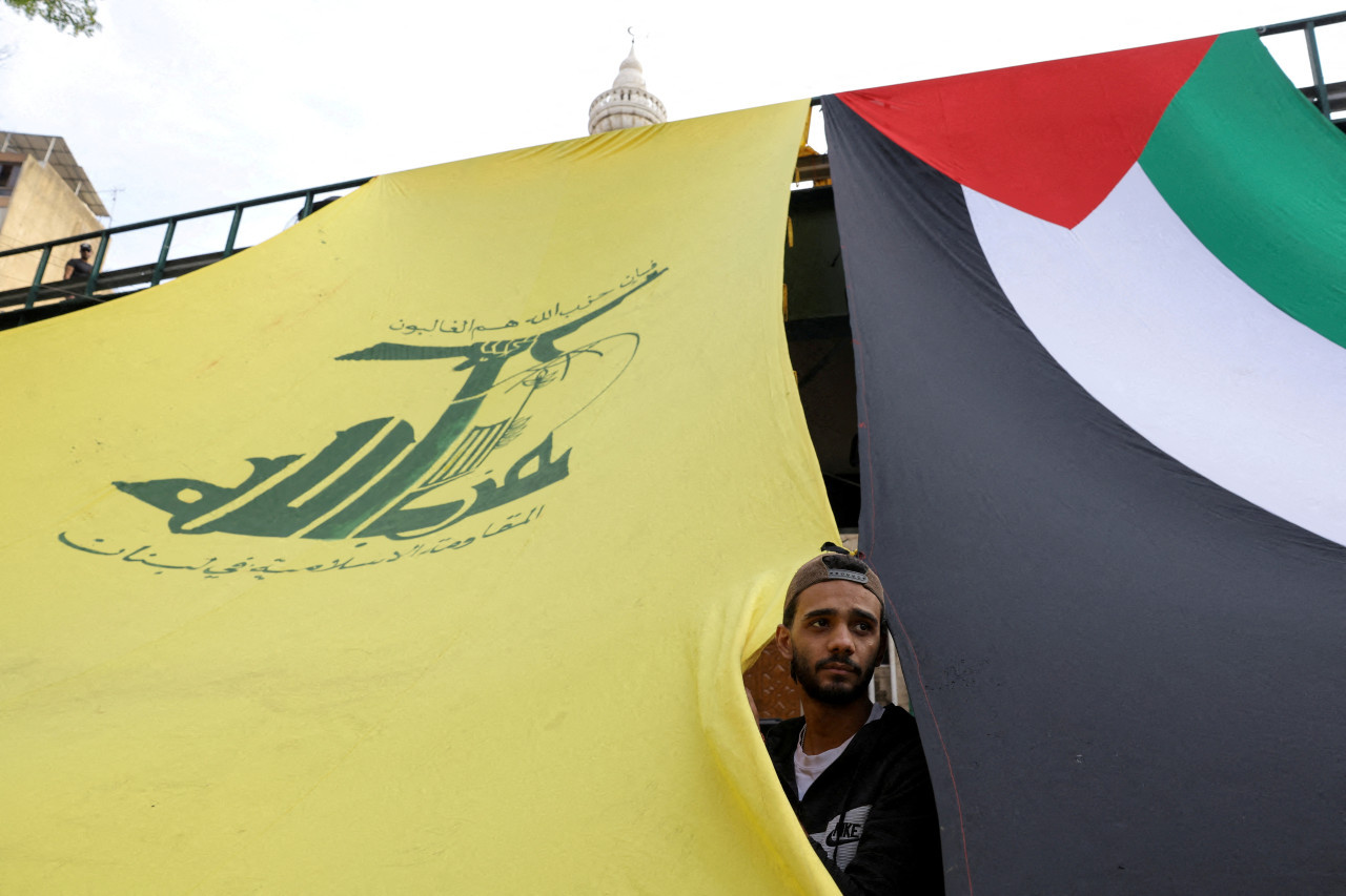 Las banderas de Hezbollah y Palestina, unidas. Foto: Reuters
