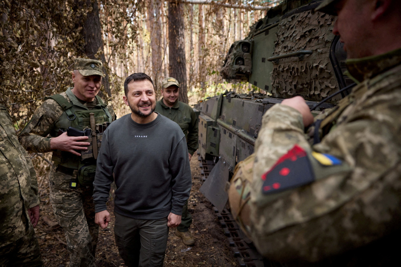 Volodimir Zelenski, presidente de Ucrania, junto al Ejército. Foto: Reuters