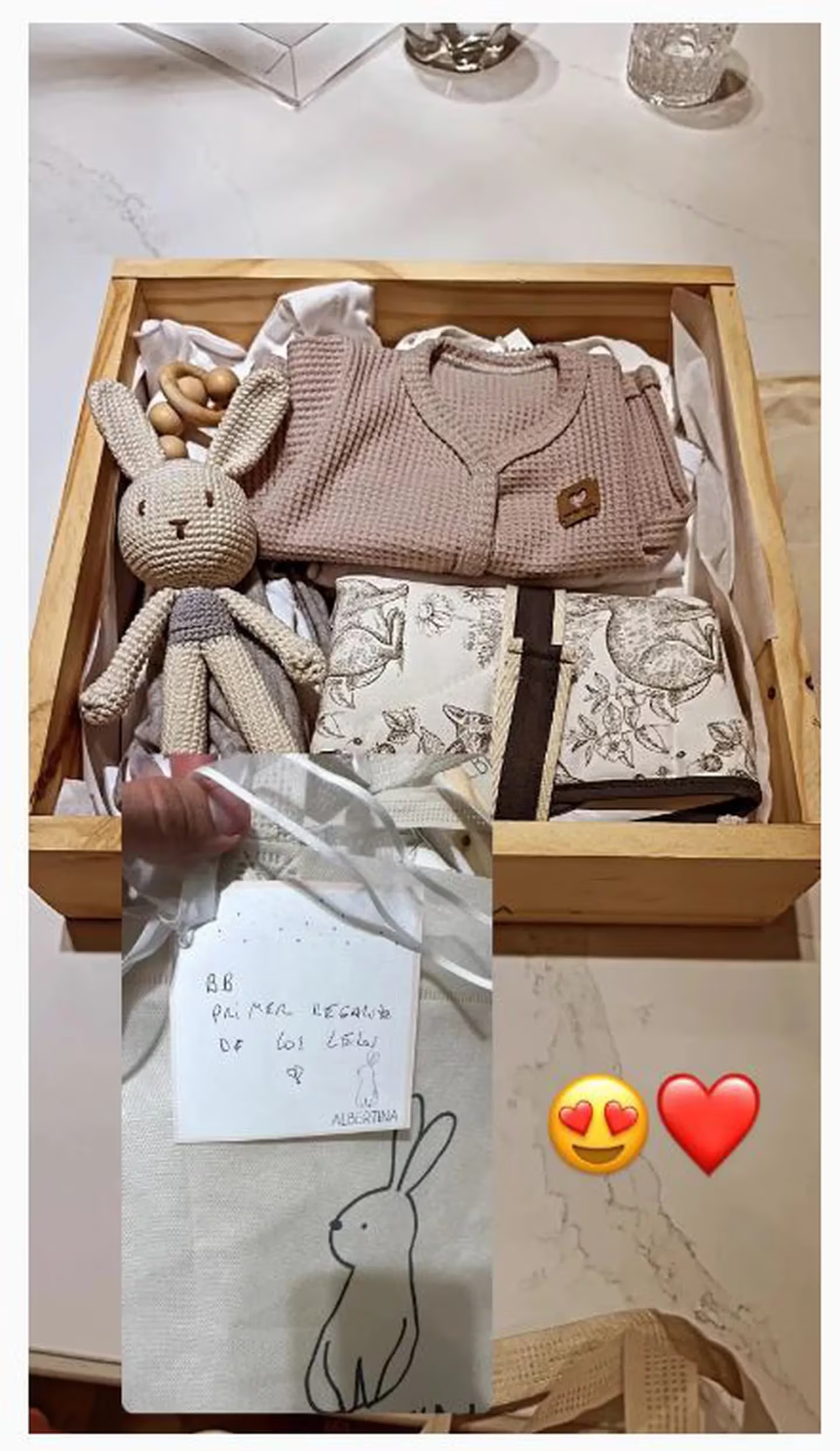 Manu Urcera y Nicole Neumann recibieron el primer regalo para su bebé. Foto: Instagram.