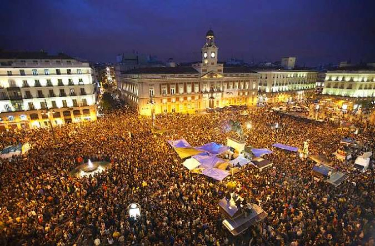 Miles de personas se reúnen en la Puerta del Sol para celebrar Año Nuevo.