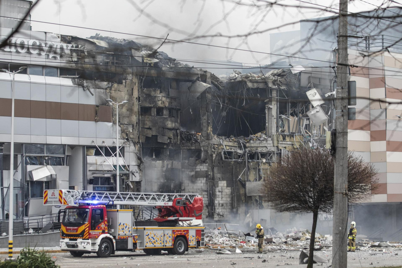 Ataque contra un shopping en Ucrania. Foto: EFE.