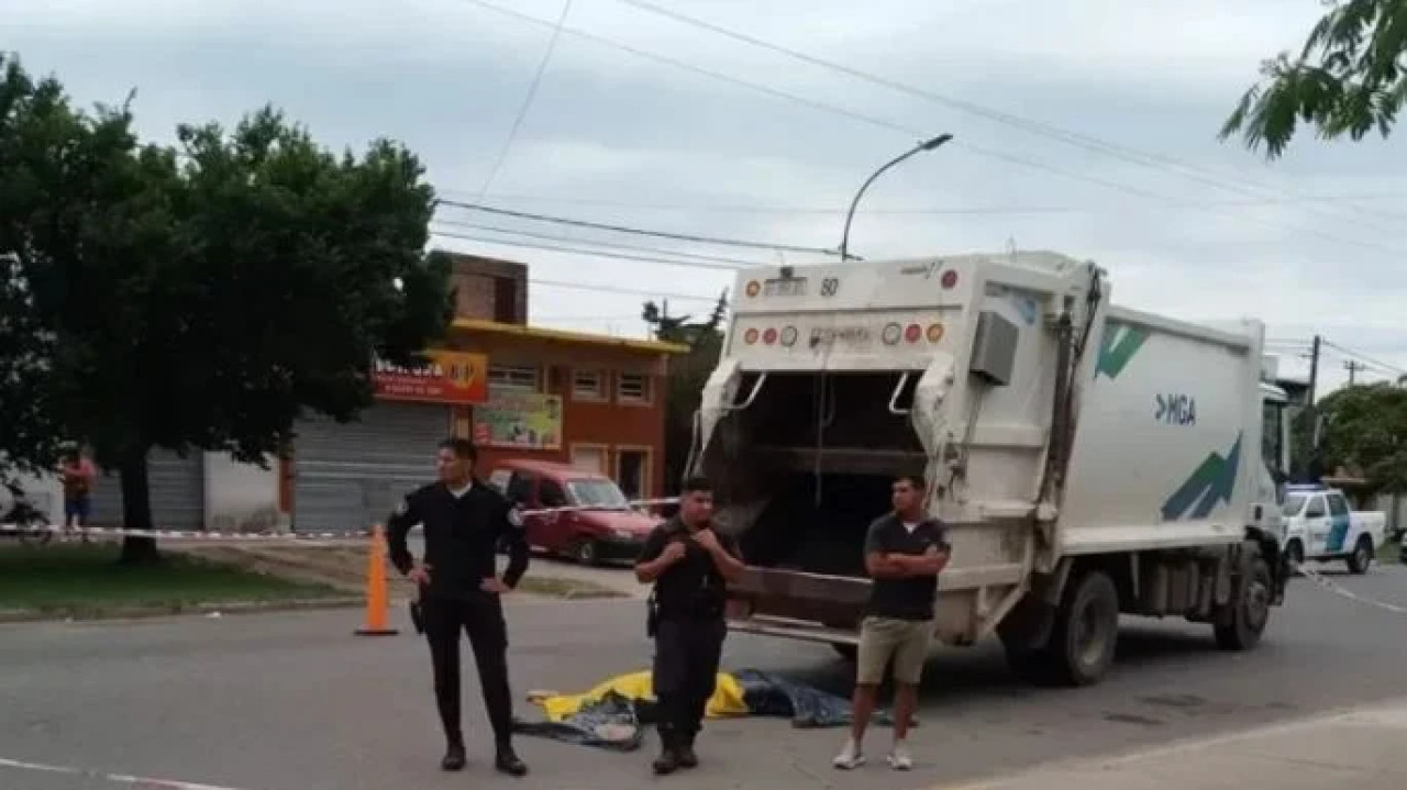 Un recolector de basura murió aplastado en el camión que viajaba. Foto: redes sociales.