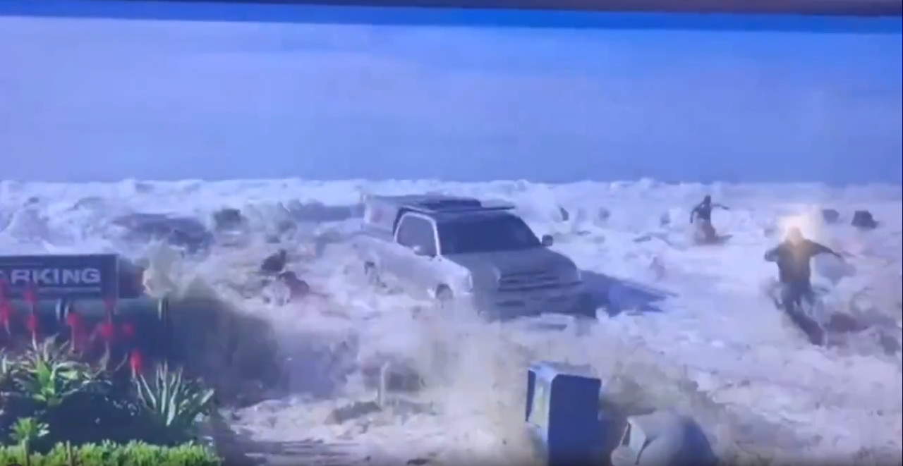 Autos y personas arrastradas por una ola gigante en California. Foto: Captura video.