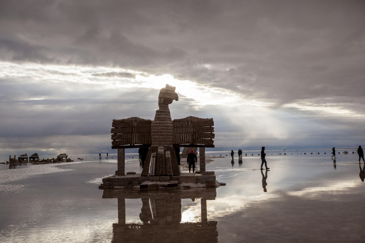 Turistas visitan el salar de Uyuni para pasar el año nuevo. Foto: EFE.