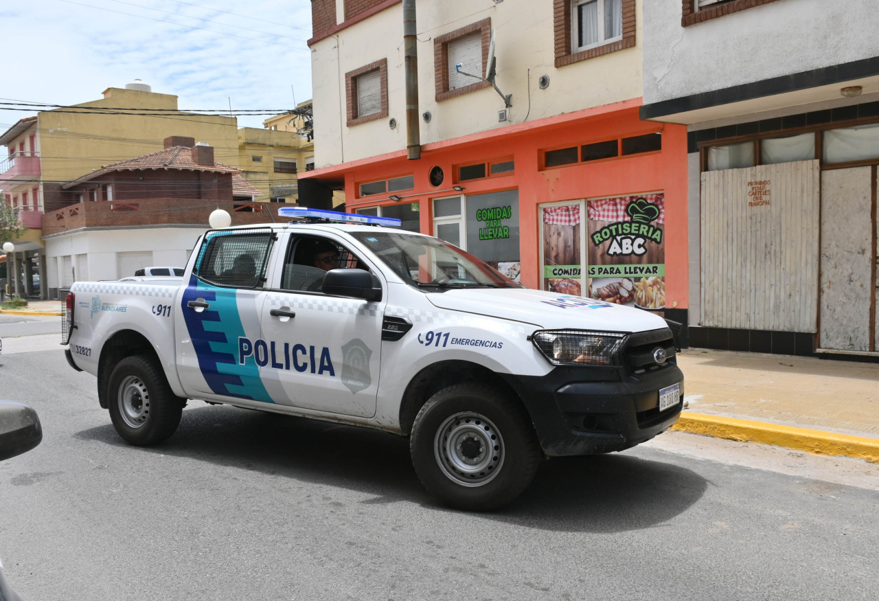 Efectivos de la policía bonaerense en la Fiscalía Descentralizada de Mar de Ajó por la muerte de Tomas Tello. Foto NA