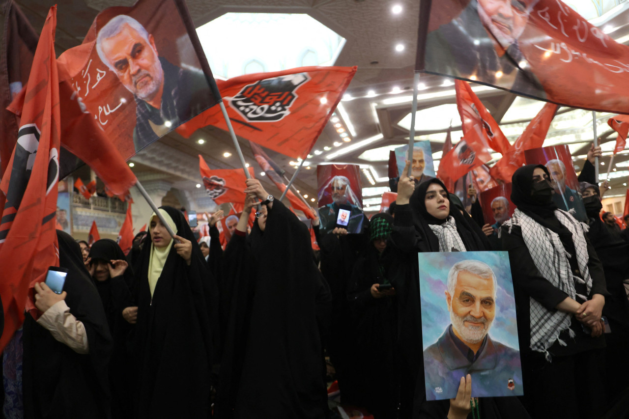 Cientos de iraníes se habían reunido para recordar a Soleimani. Foto: Reuter