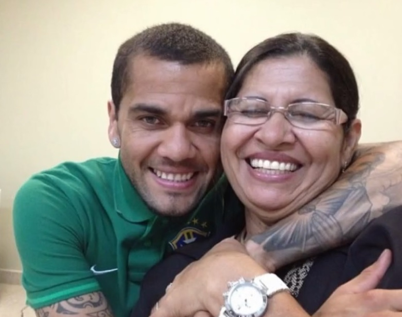 Dani Alves y su madre. Foto: Instagram @mluciaalves