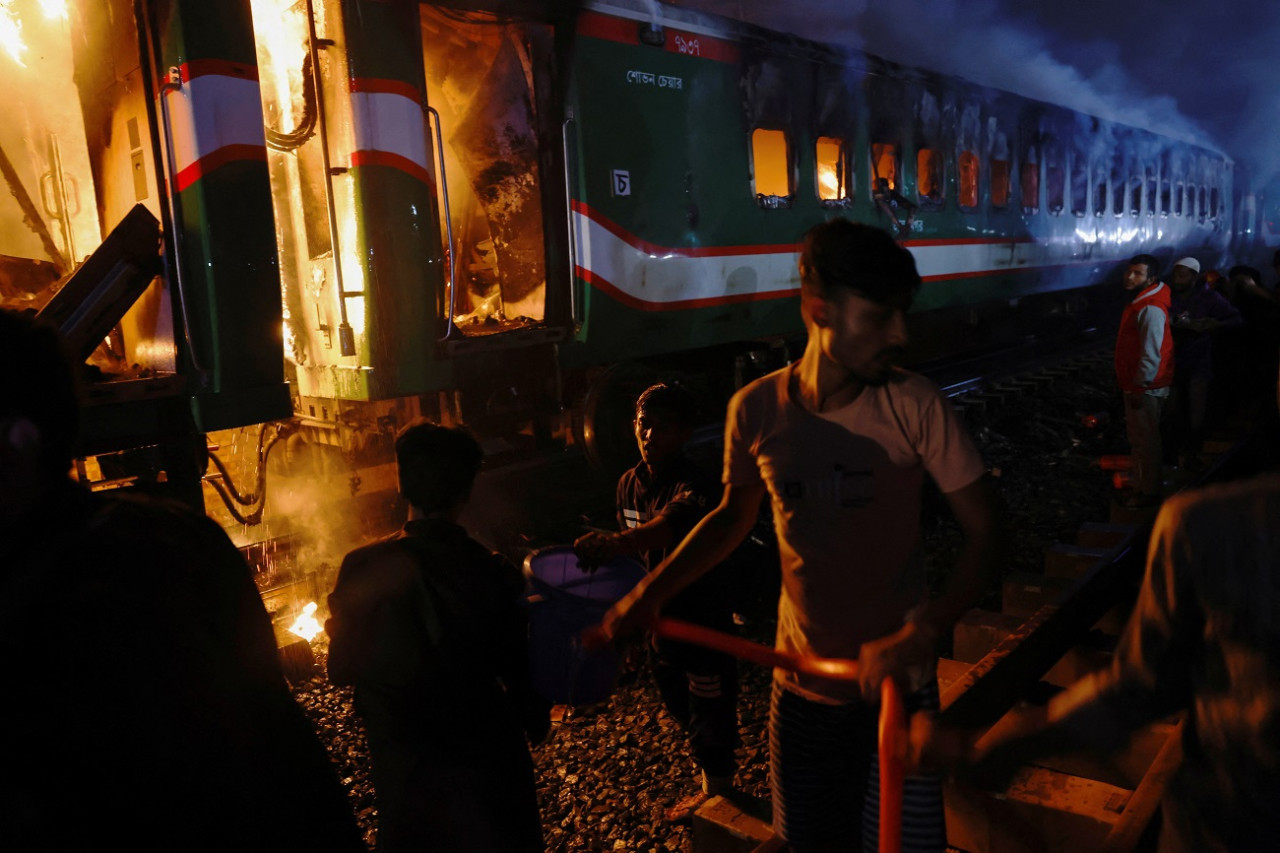 Incendio de un tren en Bangladesh. Foto: Reuters