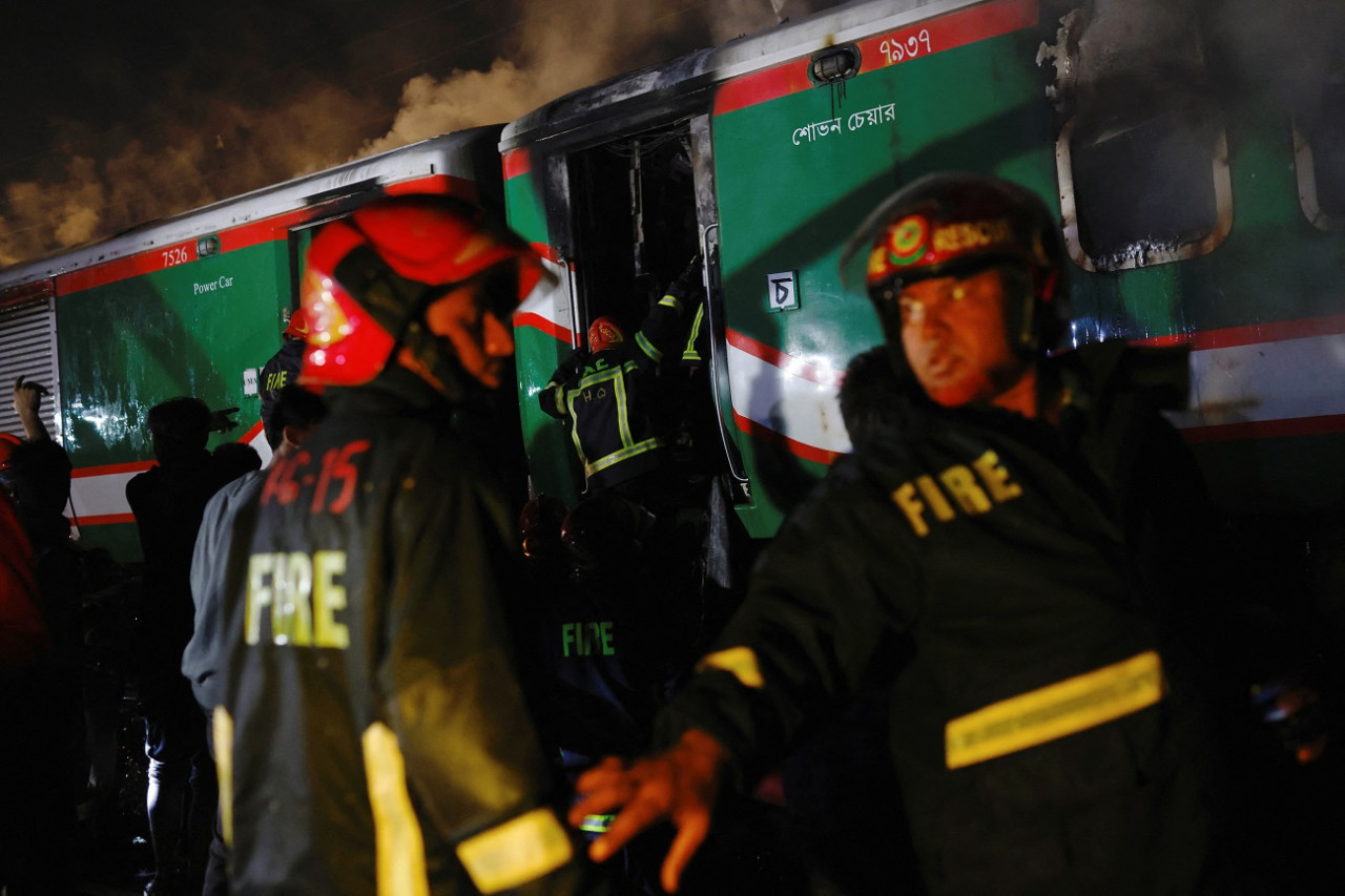 Incendio de un tren en Bangladesh. Foto: Reuters