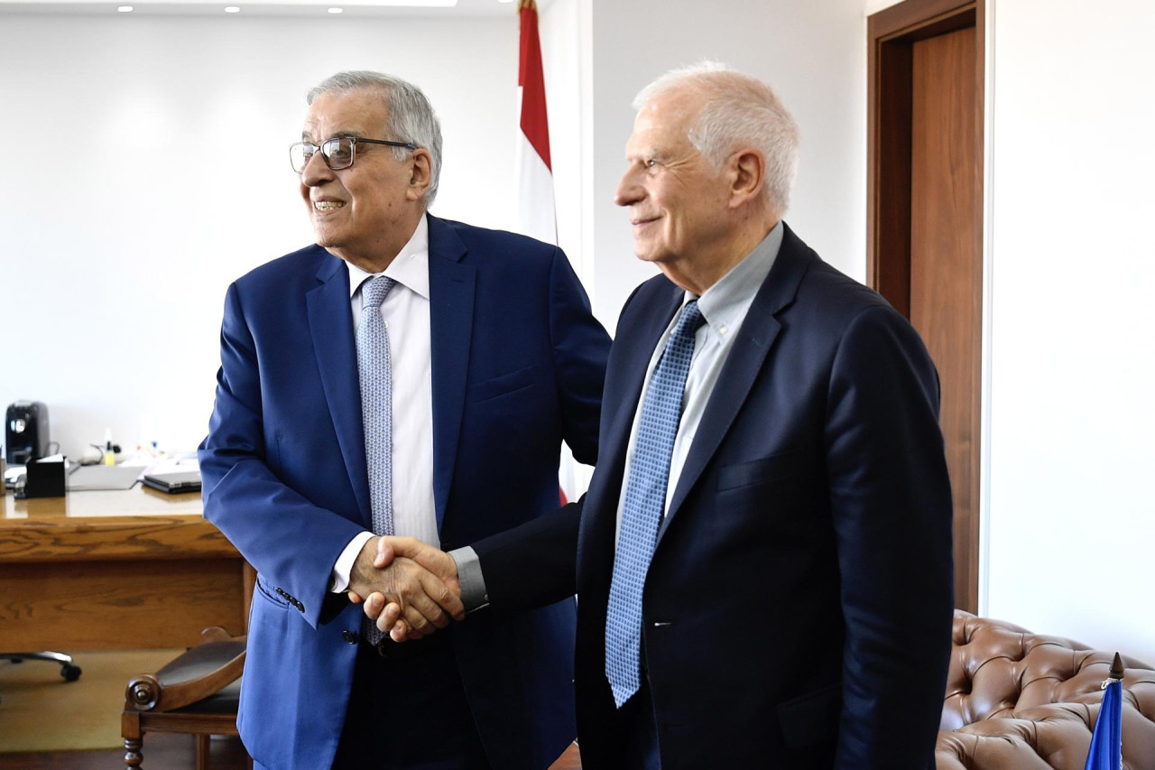Josep Borrell con el representante de Exteriores libanés. Foto: EFE.
