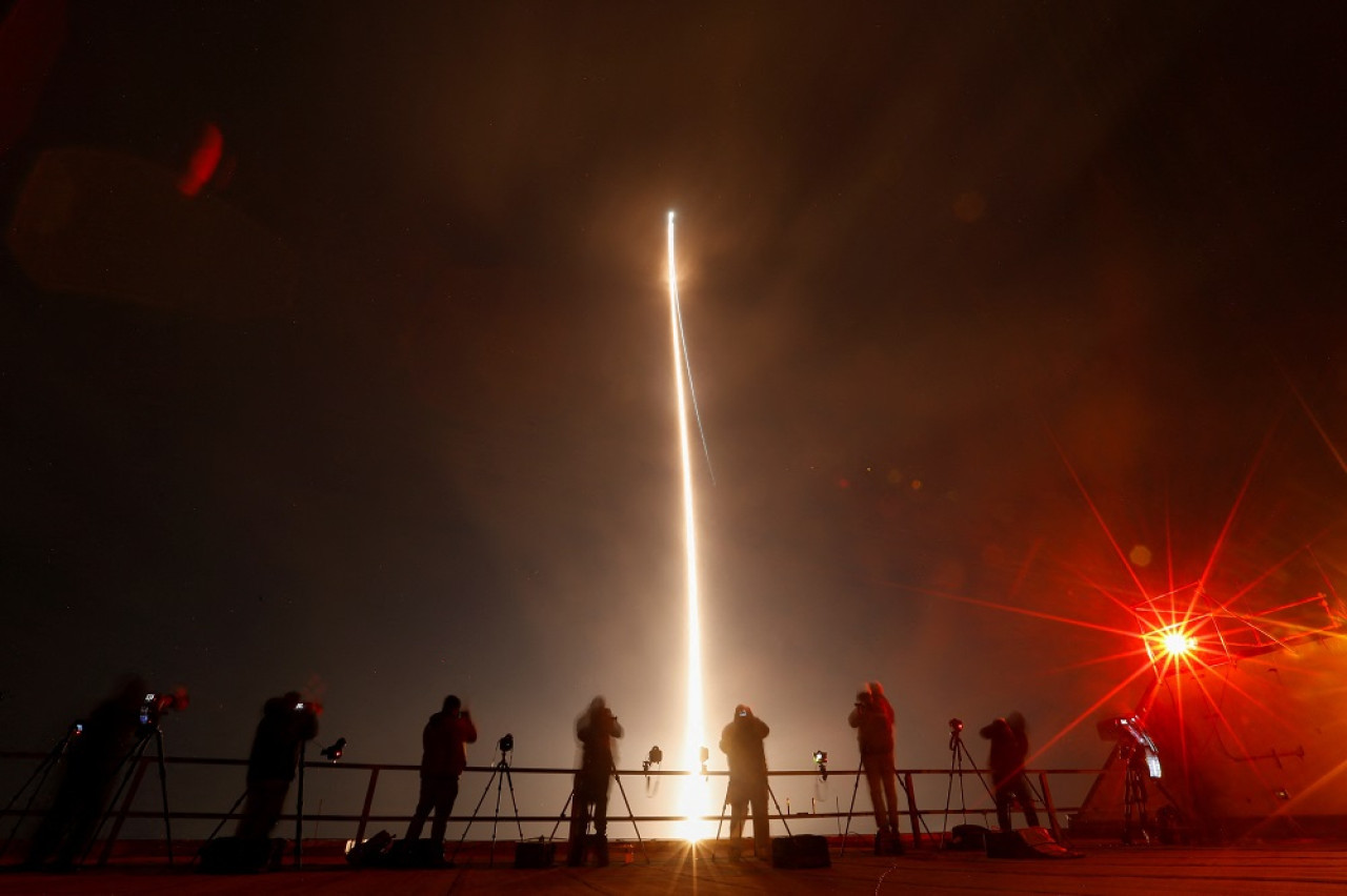 Varias personas toman fotografías durante el lanzamiento del cohete Vulcan. Foto: Reuters.