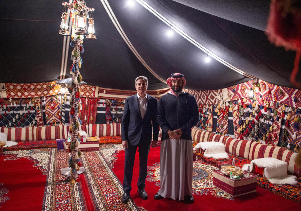 Antony Blinken con el príncipe Mohammed bin Salman. Foto: Reuters.