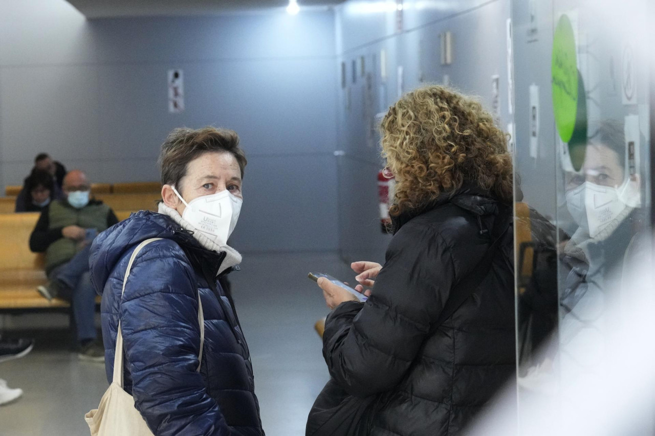 España impondrá el uso de la mascarilla en centros de salud por una nueva ola de gripe. Foto: EFE