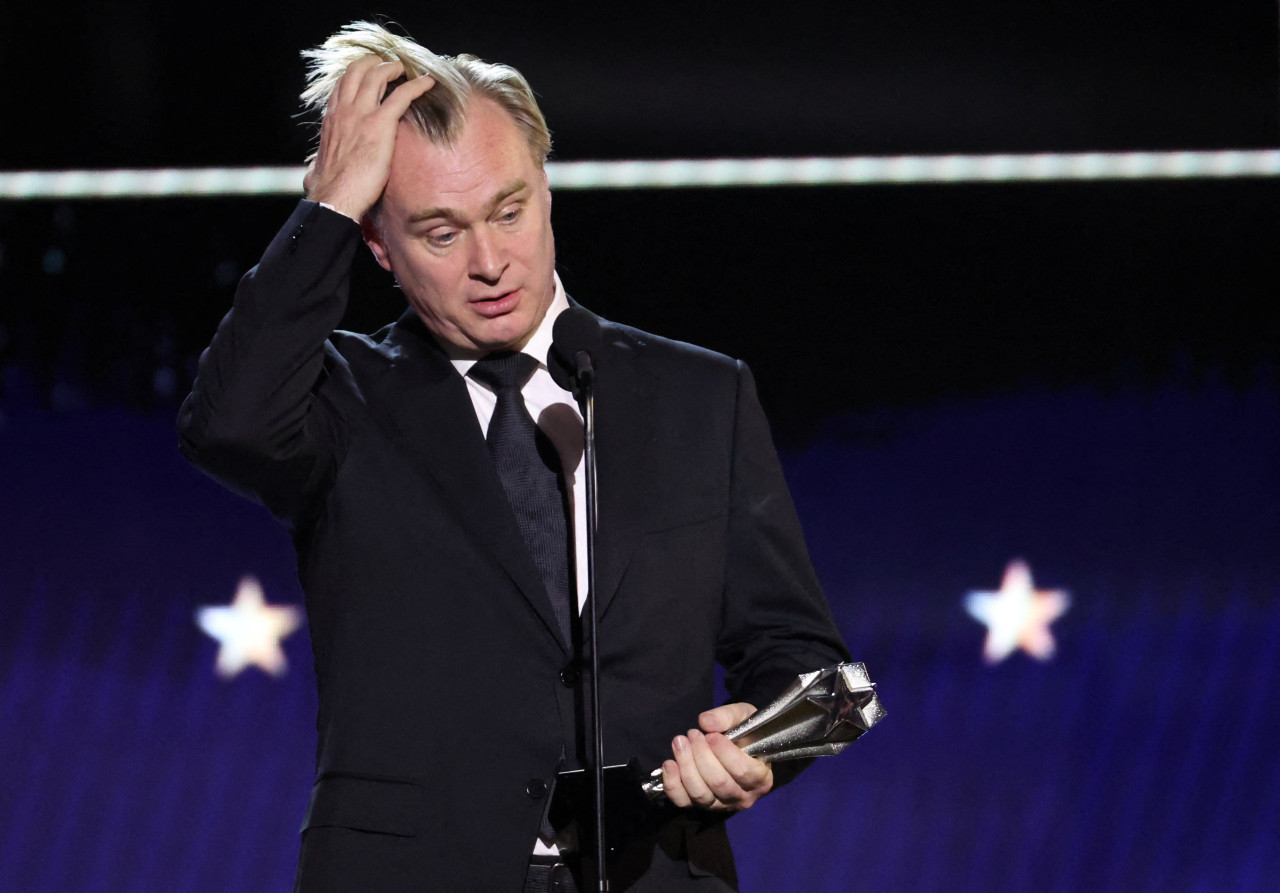 Christopher Nolan recibe el Premio al mejor Director por Oppenheimer. Foto: Reuters.