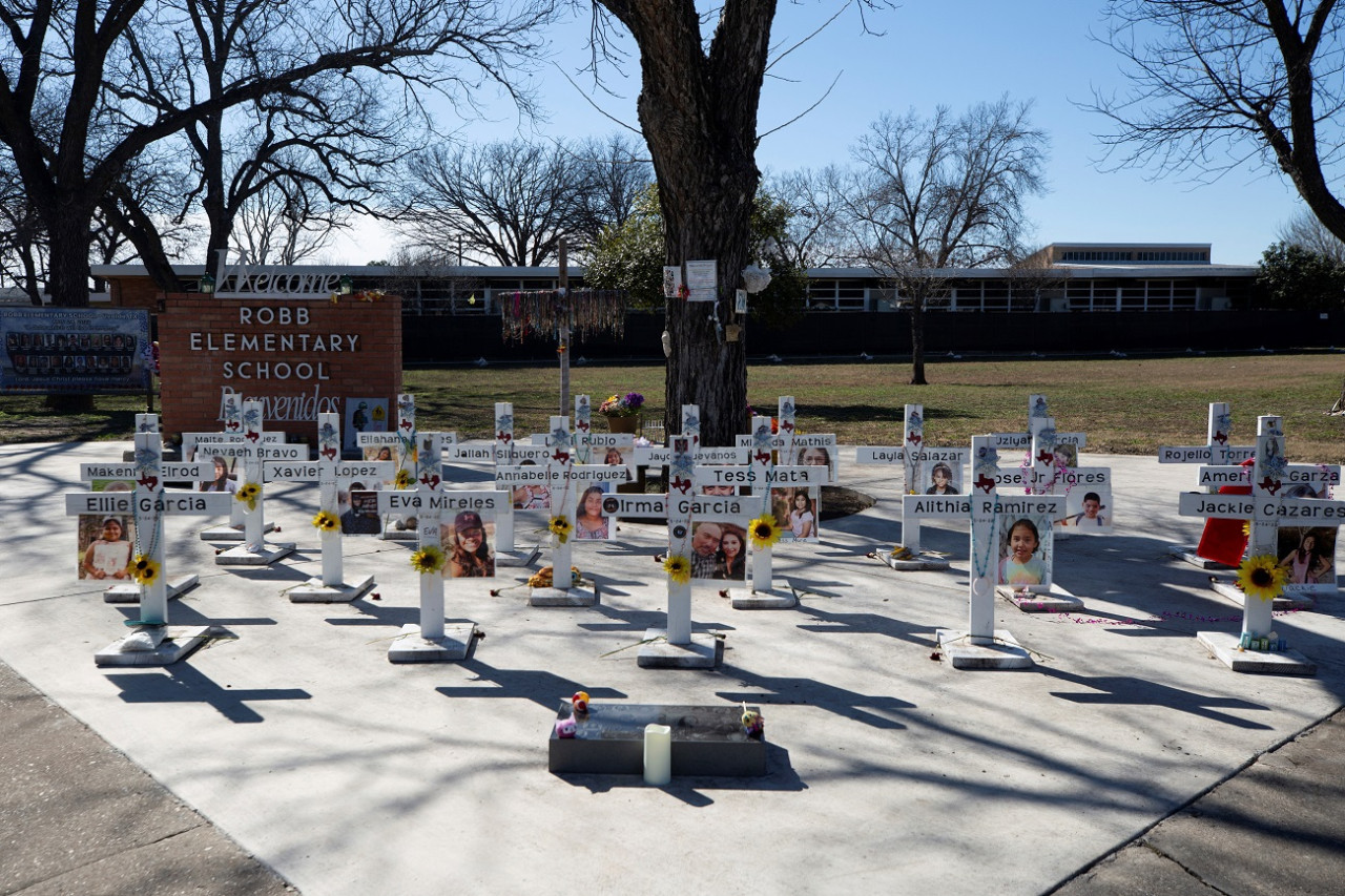 Homenaje a la víctimas del tiroteo en una escuela de Uvalde, Texas. Foto: Reuters