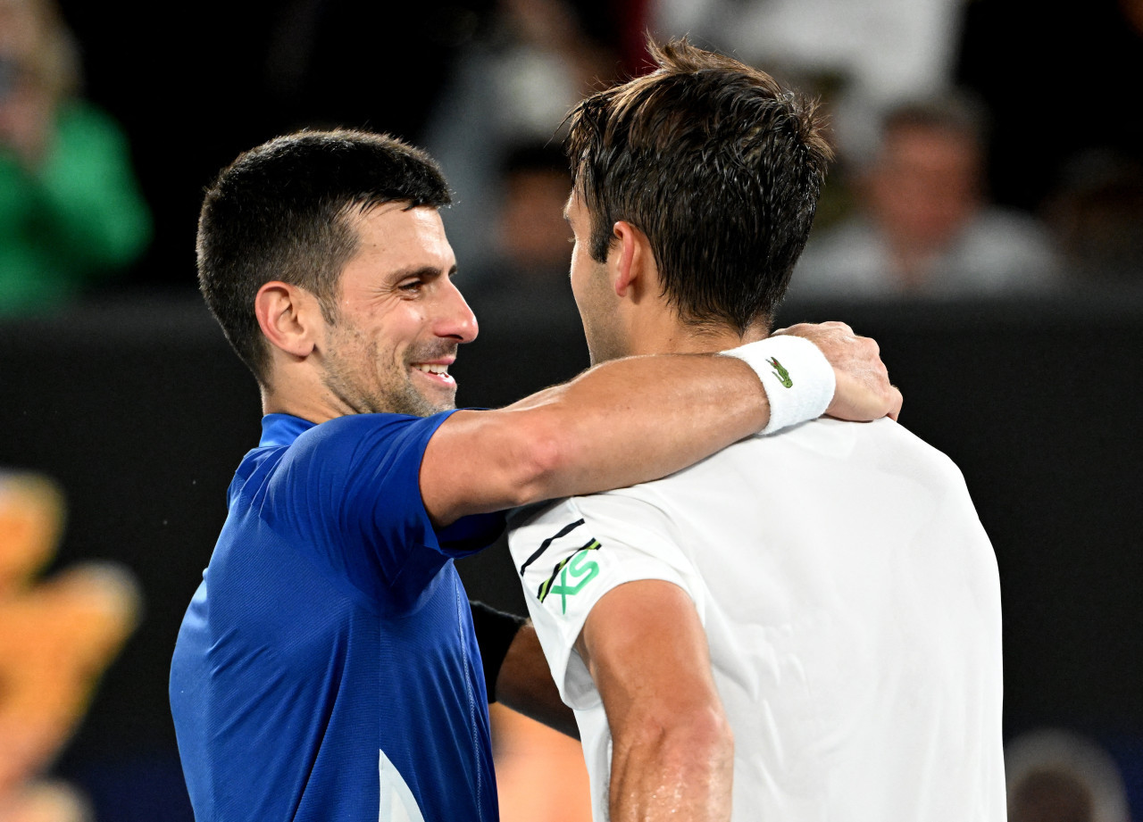 Novak Djokovic y Tomás Etcheverry en el Abierto de Australia. Foto: REUTERS.