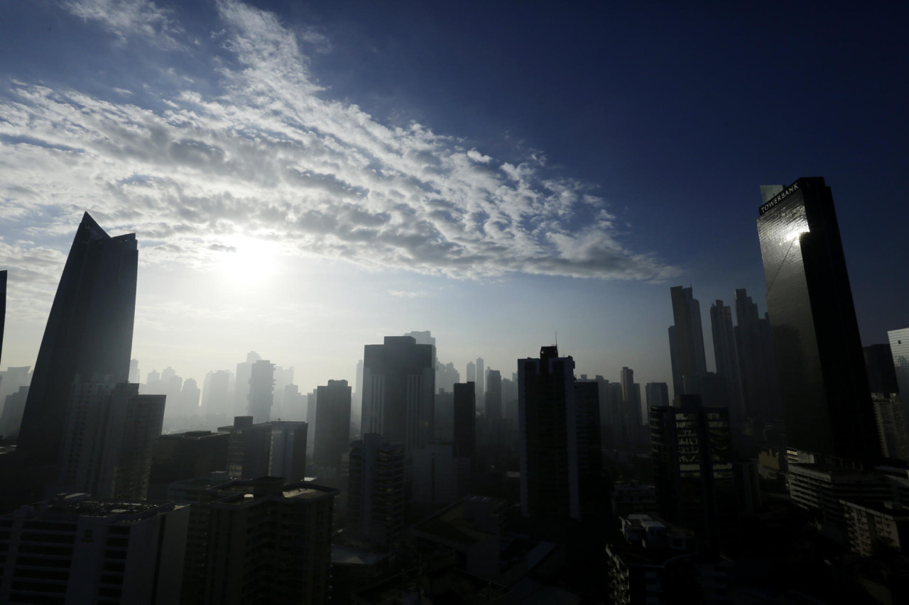 Nube tóxica cubre parte de la capital de Panamá. Foto: EFE