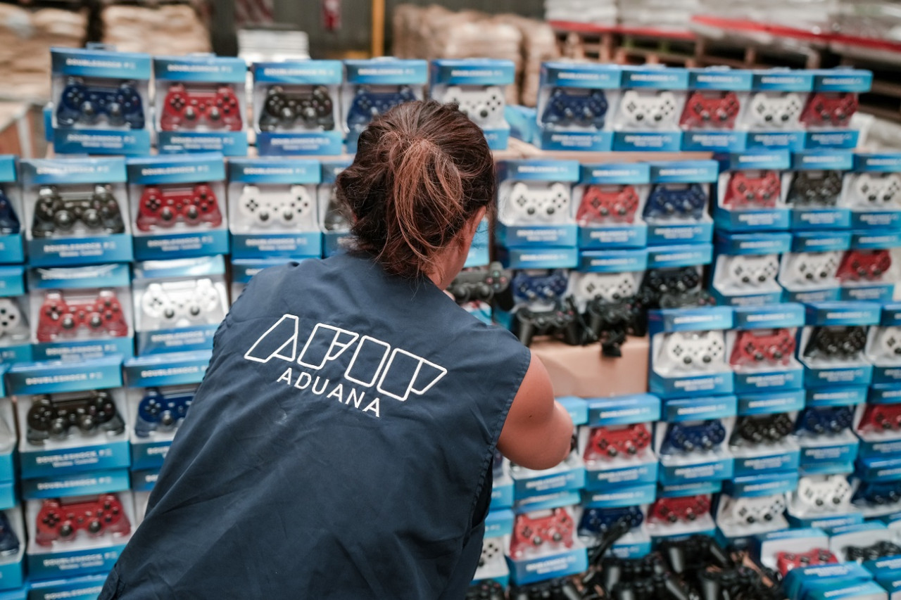 La Aduana descubrió 4.000 joysticks truchos. Foto: AFIP