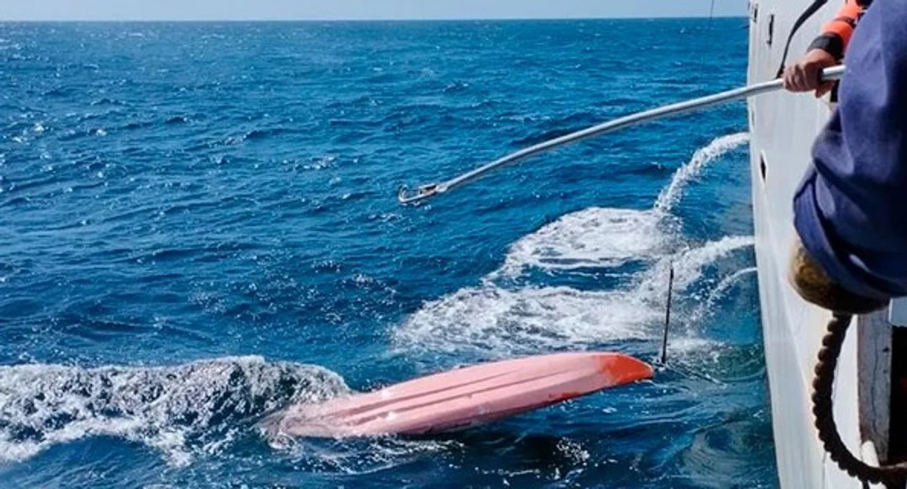 Encontraron el kayak de los dos pescadores desaparecidos en Cariló. NA