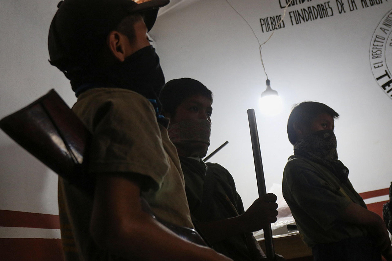 Niños de estado mexicano de Guerrero reciben armas para defenderse del crimen organizado. Foto: EFE