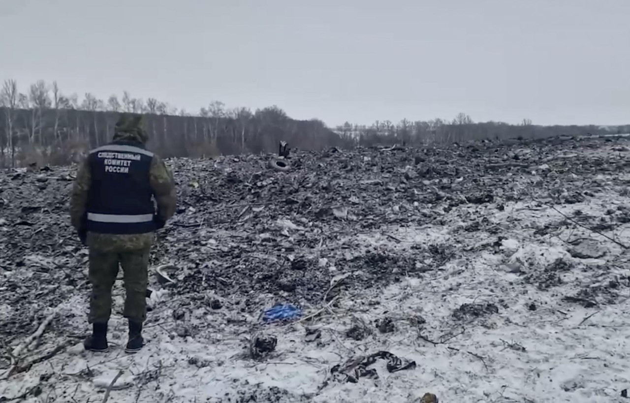 Los restos del avión derribado en la frontera entre Rusia y Ucrania. Foto: EFE.