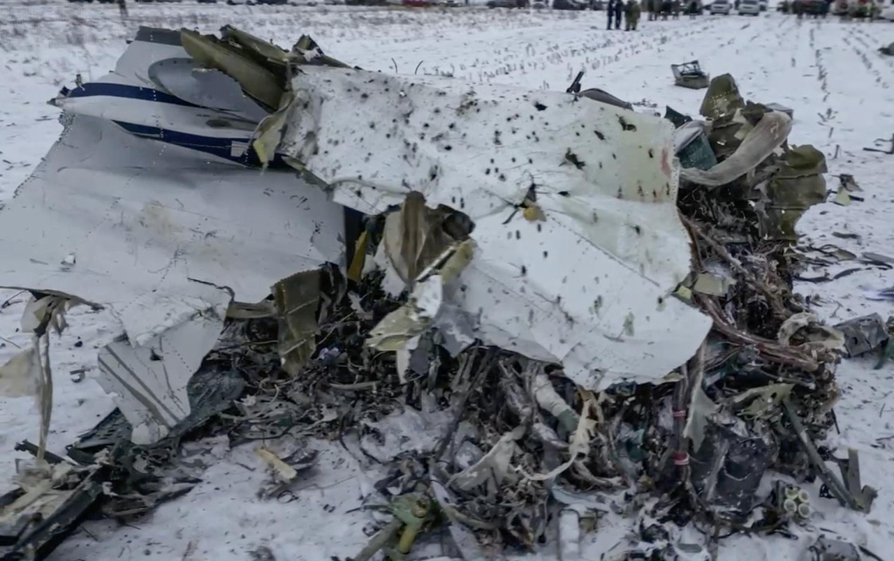 Los restos del avión derribado en la frontera entre Rusia y Ucrania. Foto: EFE.