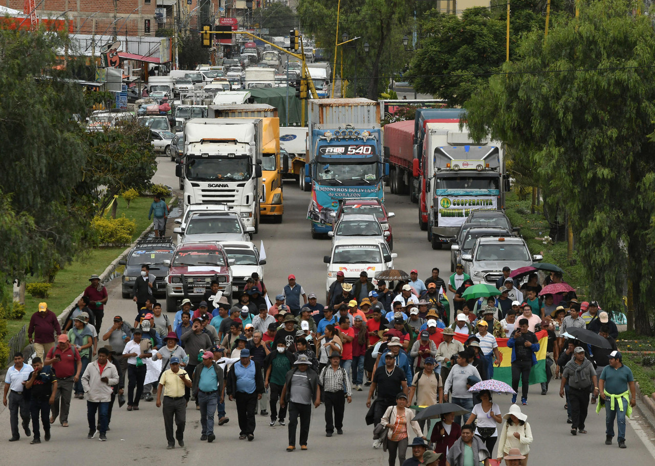 Bloqueos en Bolivia por afines a Evo Morales que exigen renuncia de jueces. Foto: EFE