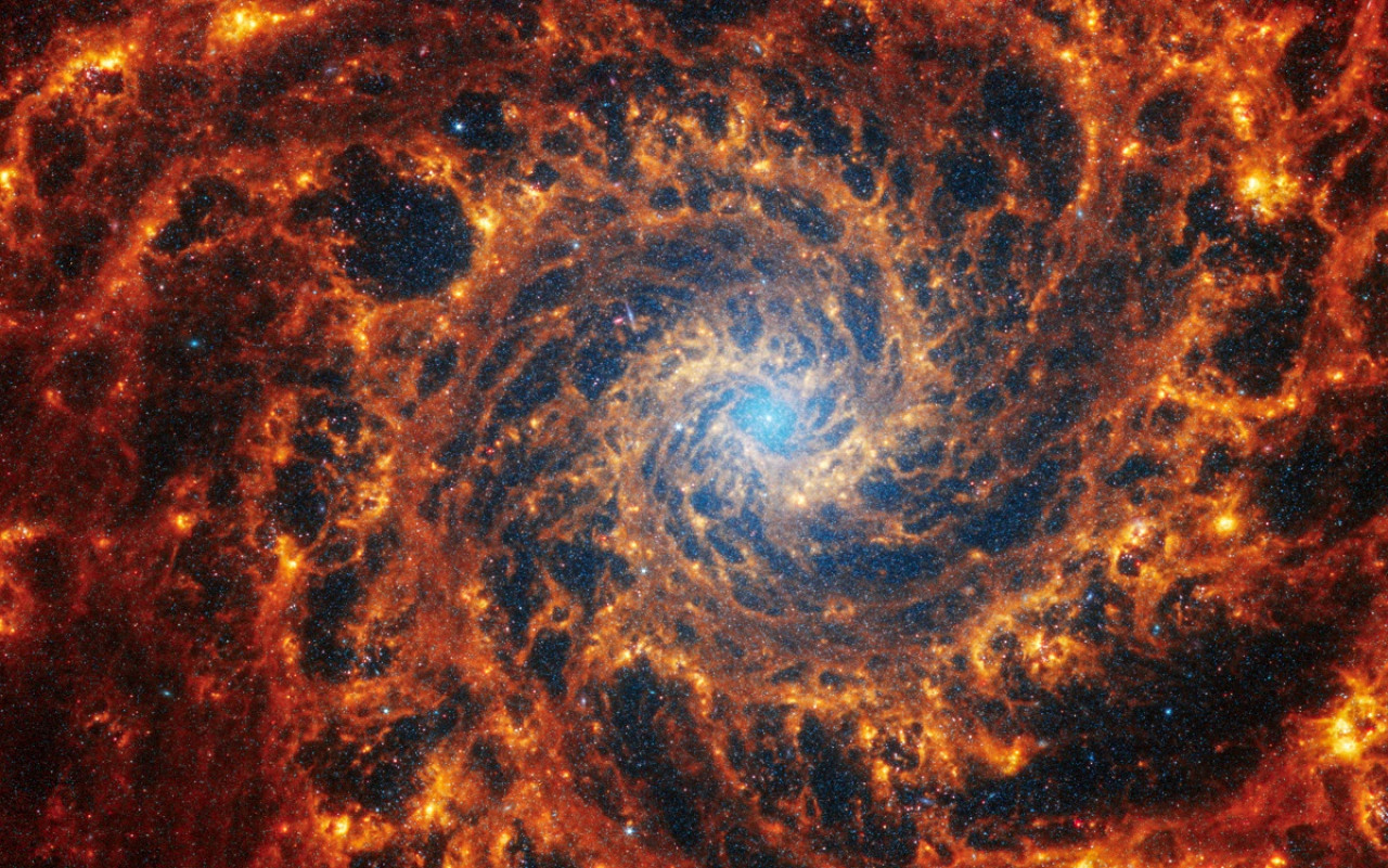 La galaxia espiral NGC 628, capturada desde el Telescopio James Webb. Foto: Reuters.
