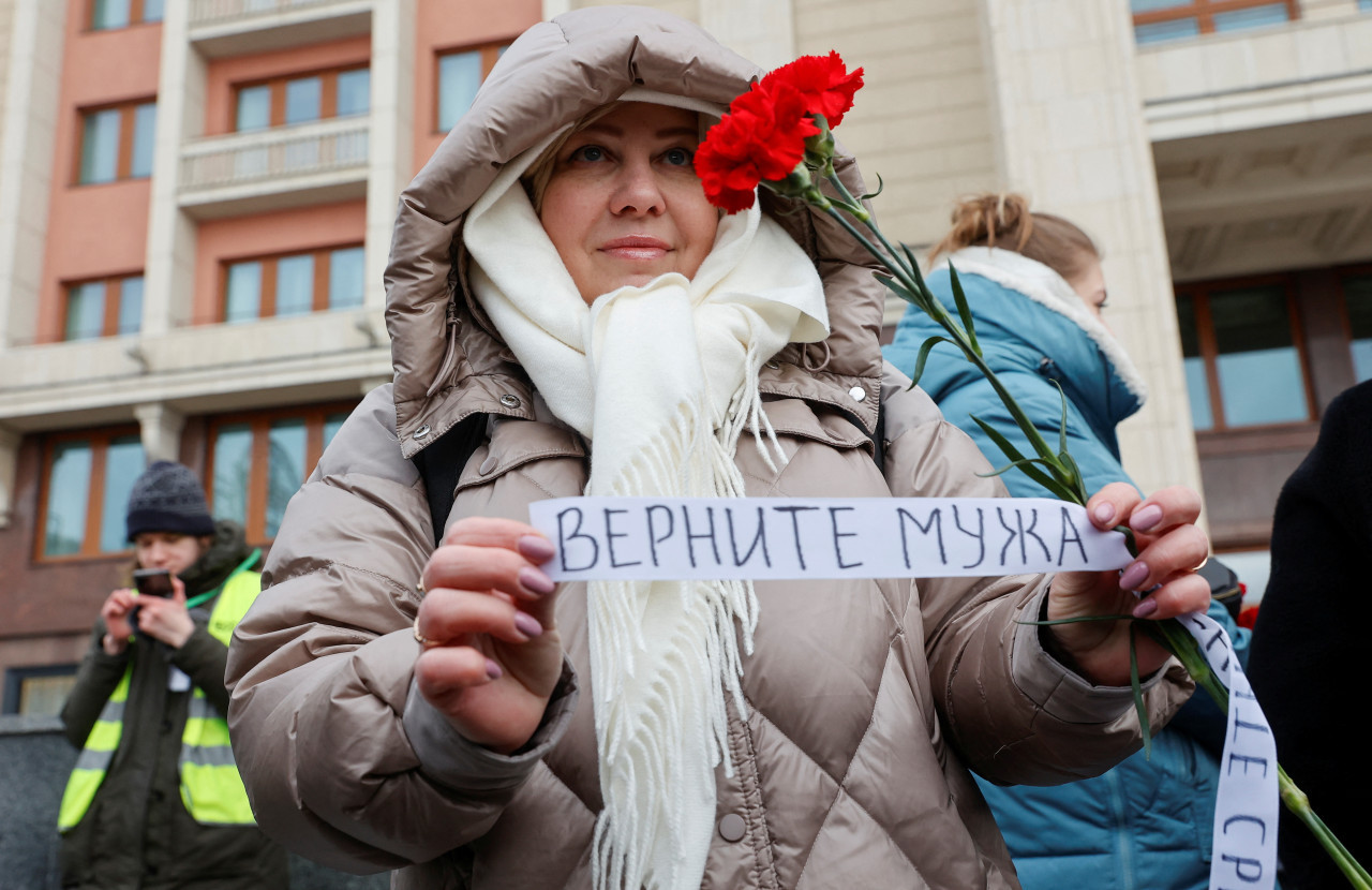 Marcha en Moscú de mujeres de soldados rusos que combaten en Ucrania. Foto: REUTERS.