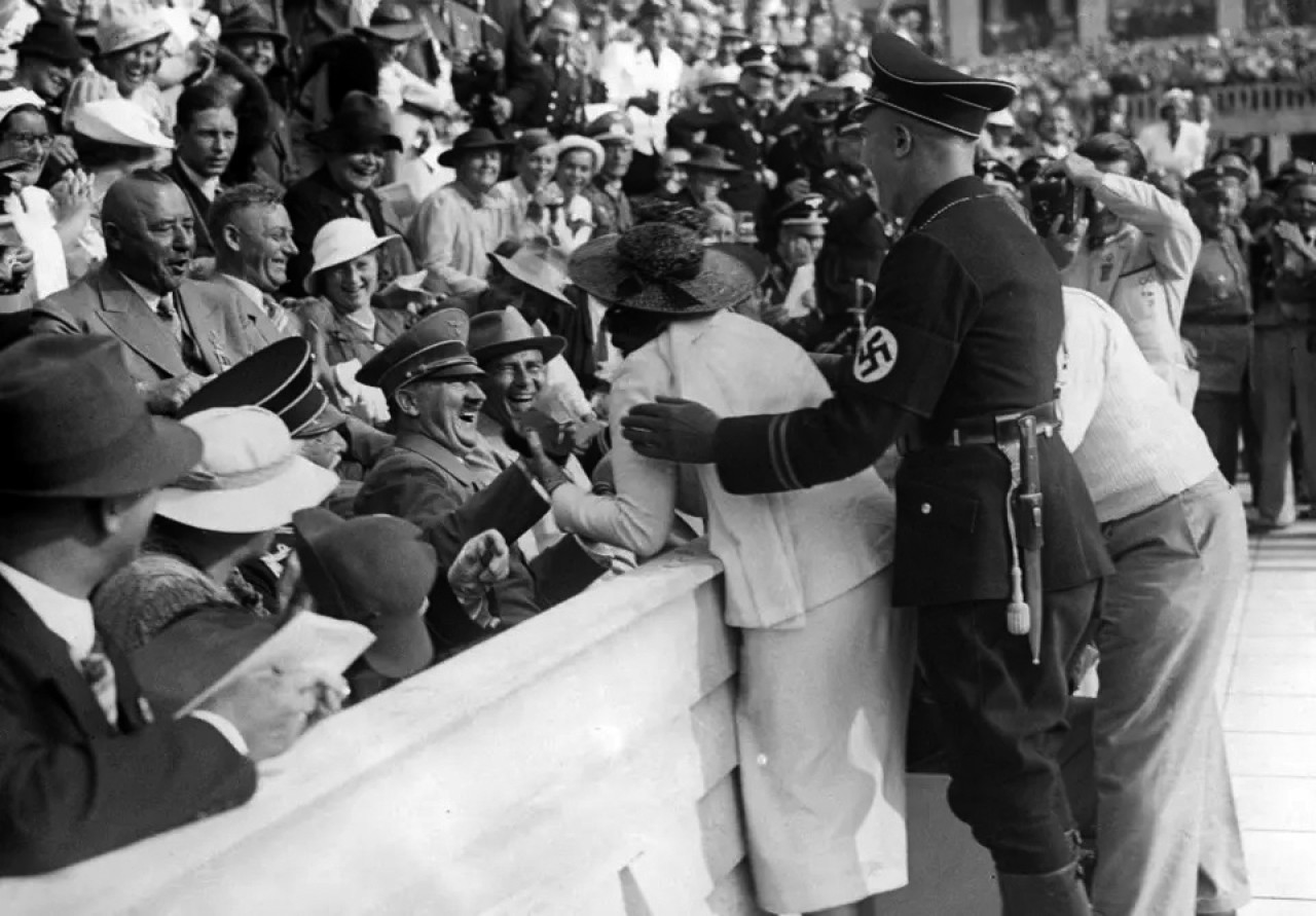 Adolf Hitler y Carla De Vries en el Estadio Olímpico de Berlín. Foto: Bundesarchiv.