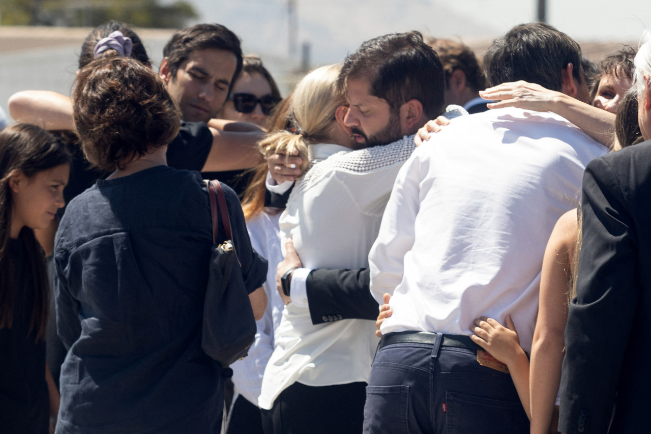 El sentido abrazo entre Boric y Morel. Foto: Reuters