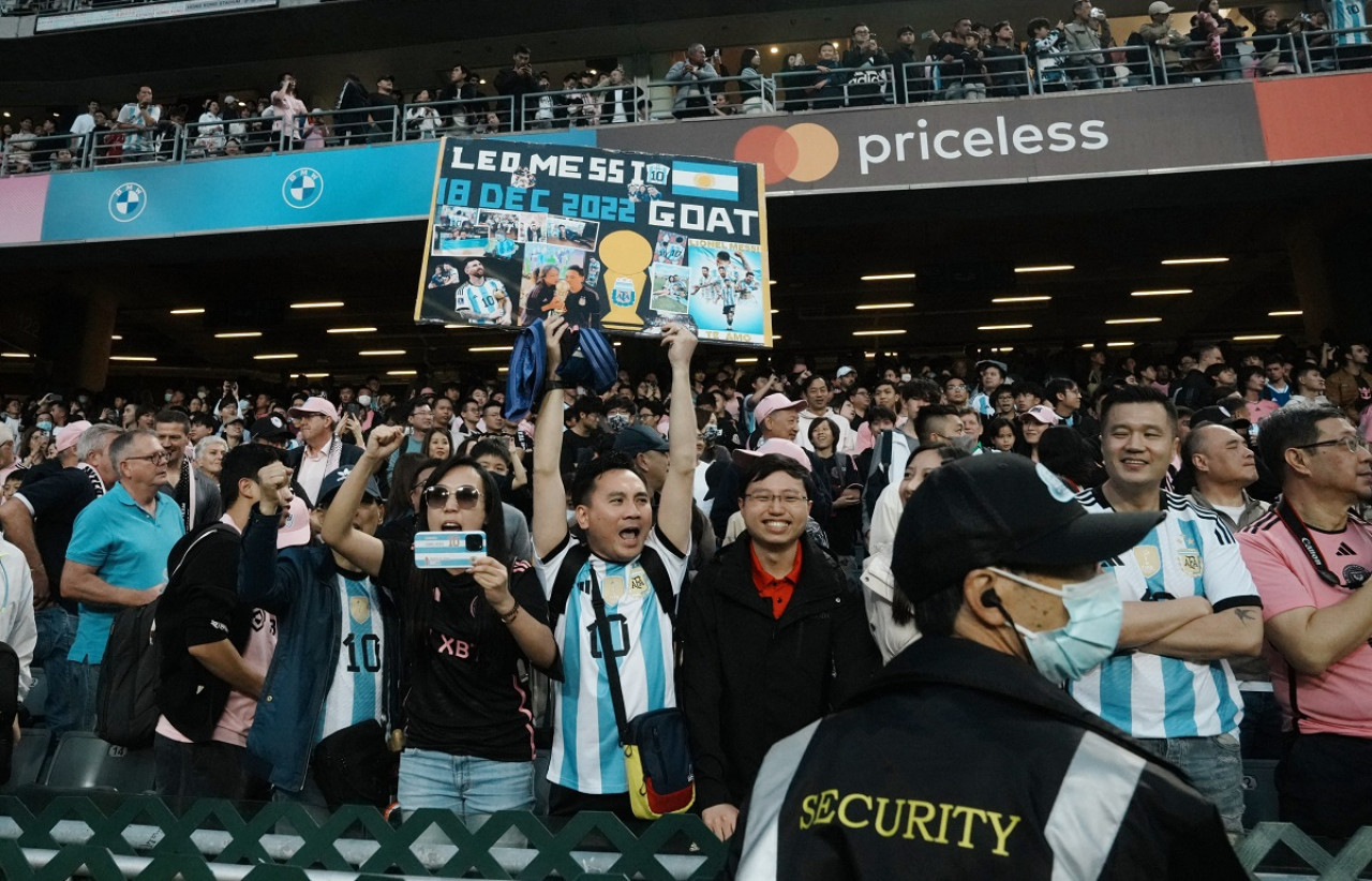 Los fanáticos de Messi en Hong Kong. Foto: Reuters.