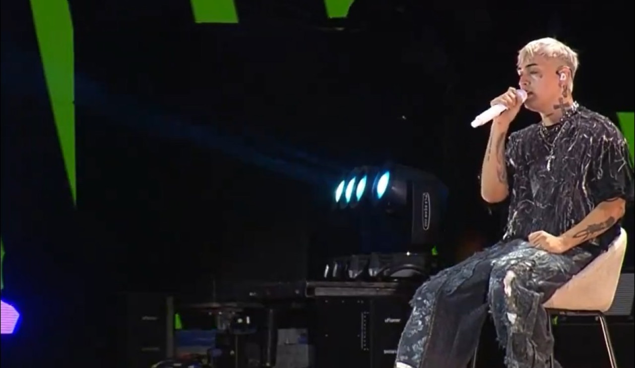 Tiago PZK interpretó una canción de Gustavo Cerati en el Cosquín Rock. Video: captura.